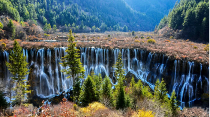 金秋九月，正是九寨溝最絢爛的時節(jié)。9月19日，“阿壩大九寨旅游集團比亞迪純電動客車交車儀式”在九寨溝觀光公司紅山頭停車場舉行。85臺比亞迪純電動客車K9將陸續(xù)批量交付，投入九寨溝作景區(qū)內(nèi)部的游客接駁使用，在提升往來旅客游覽體驗、開啟當?shù)赜密嚾骐妱踊缕碌耐瑫r，也作為文化載體，促進綠色交通與生態(tài)旅游的有效融合，助推九寨溝全域綠色發(fā)展建設。