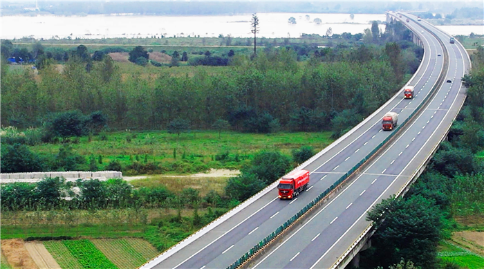 在剛剛過(guò)去的十年，國(guó)內(nèi)物流行業(yè)迎來(lái)飛速發(fā)展。物流行業(yè)高速發(fā)展的背后，大馬力發(fā)動(dòng)機(jī)推動(dòng)功不可沒。從10L、11L到13L、14L，每一次動(dòng)力升級(jí)，都牽引著物流行業(yè)的進(jìn)一步提速。