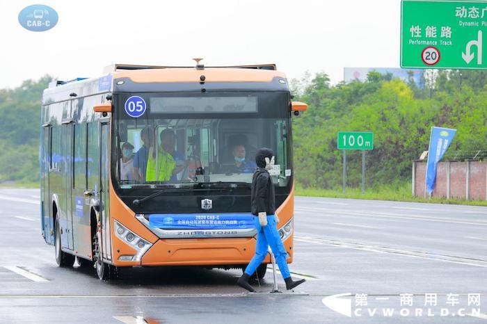 中通智能駕駛客車在參加挑戰(zhàn)賽時(shí)禮讓行人.jpg