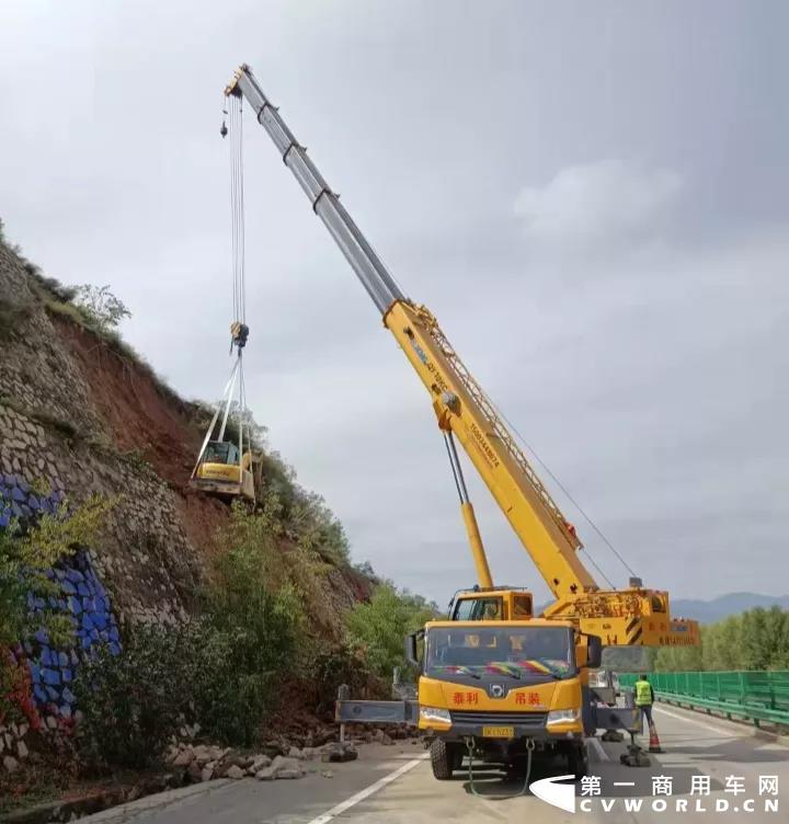 徐工與時間賽跑，快速響應，緊急調(diào)度多個救援設備，爭分奪秒地開展搶險工作。