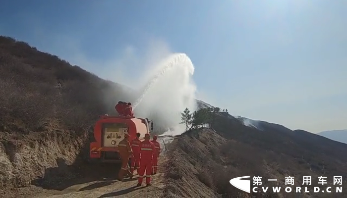 兩款越野四驅(qū)森防供水車成為現(xiàn)場焦點。