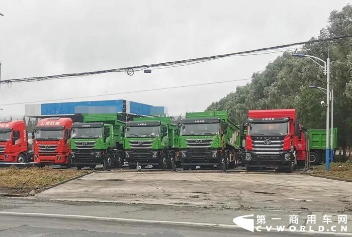 為了解更多卡車人在現(xiàn)代物流背景下的用車心態(tài)，我們來到了山西長(zhǎng)治某重卡經(jīng)銷商處，聆聽一位“物流老兵”的運(yùn)輸生涯。