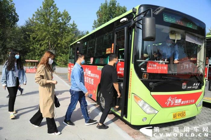 在建黨百年之際，很多地方借助公交車“顯著醒目、靈動性強(qiáng)、覆蓋面廣”的特點(diǎn)，與黨史等紅色教育主題相結(jié)合，將公交車打造成流動的紅色教育陣地。