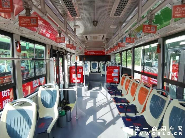 在建黨百年之際，很多地方借助公交車“顯著醒目、靈動性強、覆蓋面廣”的特點，與黨史等紅色教育主題相結(jié)合，將公交車打造成流動的紅色教育陣地。