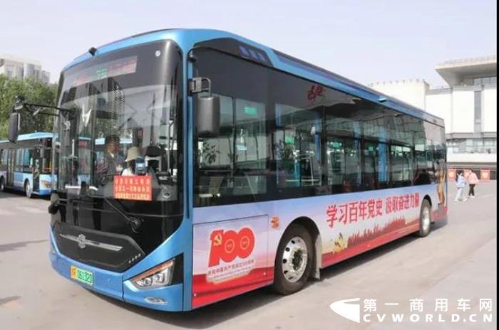 在建黨百年之際，很多地方借助公交車“顯著醒目、靈動性強(qiáng)、覆蓋面廣”的特點(diǎn)，與黨史等紅色教育主題相結(jié)合，將公交車打造成流動的紅色教育陣地。