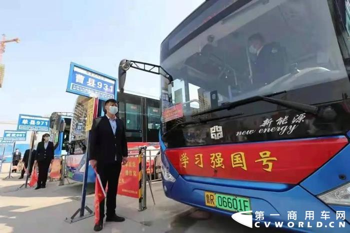 在建黨百年之際，很多地方借助公交車“顯著醒目、靈動(dòng)性強(qiáng)、覆蓋面廣”的特點(diǎn)，與黨史等紅色教育主題相結(jié)合，將公交車打造成流動(dòng)的紅色教育陣地。