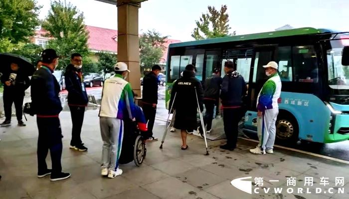 繼服務第十四屆全運會后，中通客車再次肩負起殘?zhí)貖W會的出行保障任務，為運動員、賽事工作人員等提供從酒店至賽場之間的往返接駁。