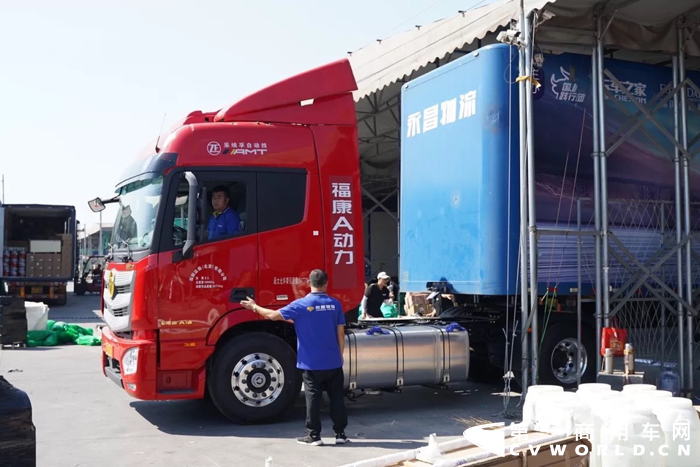 【第一商用車網(wǎng) 原創(chuàng)】2021年7月1日，國六重型柴油車市場正式進入“全面國六”時代，國六車型在重卡新車中的占比逐月提高（9月份國六柴油重卡占比已達到45%），重卡市場的競爭也已逐漸轉戰(zhàn)至國六賽場。如果要選出今年國六賽場上的優(yōu)秀選手，福田戴姆勒汽車應有一席之地。