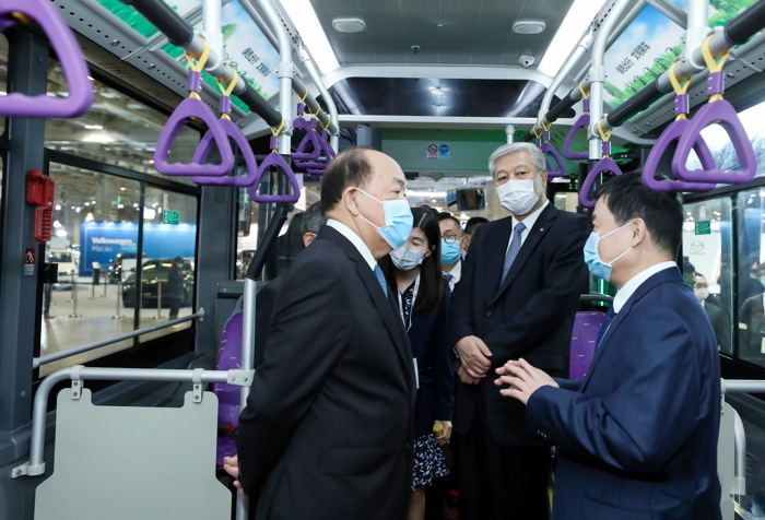 2021年11月12日，第十一屆中國（澳門）國際汽車博覽會在澳門威尼斯人金光會展中心拉開序幕，中通客車攜超級大巴H12、增程式N11、氫燃料N10、瑞通V59四款精品亮相。澳門特別行政區(qū)行政長官賀一誠、南光（集團）有限公司董事長傅建國、澳門公共汽車股份有限公司總經理梁美玲等領導嘉賓蒞臨中通客車展位參觀指導。