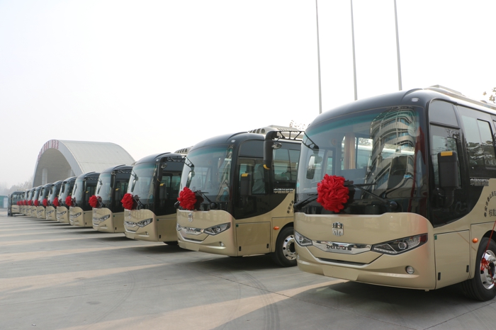 近日，中通客車40臺純電動世騰景區(qū)車正式交付泰山景區(qū)，這是泰山景區(qū)首次引進純電動客車，將承擔景區(qū)的干線接駁服務(wù)，為來自世界各地的游客提供定制化、高品質(zhì)的出行保障。

