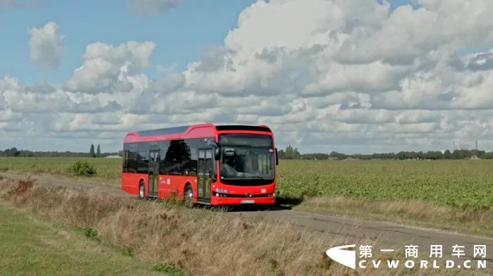 當(dāng)?shù)貢r間11月22日，比亞迪宣布向德國聯(lián)邦鐵路公司（Deutsche Bahn）旗下的巴士集團(tuán)（DB Regio Bus）交付首批5臺全新一代12米純電動巴士，車輛現(xiàn)已在德國巴登-符騰堡州卡爾斯魯厄區(qū)投入運營。這是繼2020年22臺比亞迪純電動巴士交付德國魯爾區(qū)并順利投入運營一年后，比亞迪在汽車工業(yè)強(qiáng)國德國市場的又一重大里程碑。