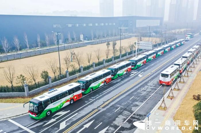 12月10日，以“氫能驅(qū)動未來”為主題的“宇通集團(tuán)·國家電投燃料電池產(chǎn)品批量交付暨戰(zhàn)略合作簽約儀式”在河南鄭州舉行， 100輛宇通氫燃料電池客車開始陸續(xù)交付，服務(wù)北京延慶區(qū)，助力2022冬奧會。