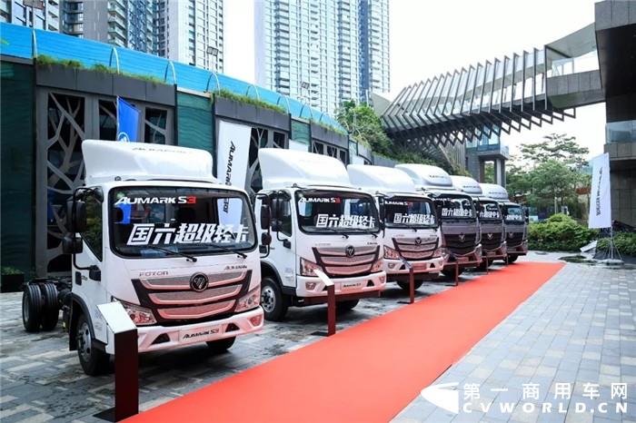 【第一商用車網(wǎng) 原創(chuàng)】2021年的商用車市場上下半年呈現(xiàn)出兩種截然不同的“畫風(fēng)”，“高開低走”，可以用來形容2021年商用車市場里的多個(gè)細(xì)分領(lǐng)域，輕卡市場就是其中之一。2021年12月份，我國輕卡市場交出銷售17.69萬輛、同比下降7%的成績單，遭遇“8連降”。與卡車市場整體表現(xiàn)一樣，輕卡市場在12月份繼續(xù)遭遇下降，輕卡市場12月份7%的同比降幅較上月（-26%）縮窄19個(gè)百分點(diǎn)。