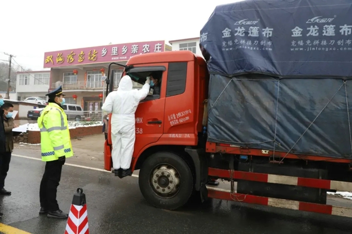 近期，全國(guó)多地聚集性疫情局部暴發(fā)，有一些地方出現(xiàn)了無故對(duì)貨車勸返和對(duì)貨車司機(jī)無故提出隔離要求的情況。