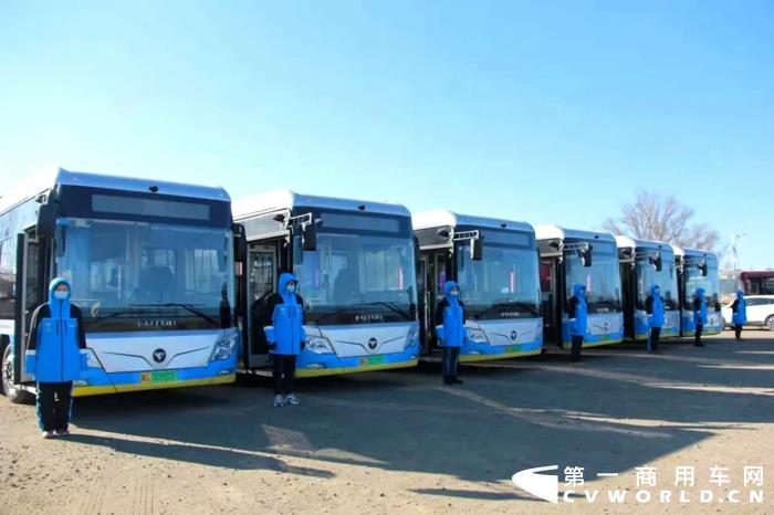 【第一商用車網(wǎng) 原創(chuàng)】2月份，國內(nèi)大客車市場格局迎來新變化。第一商用車網(wǎng)最新獲悉，根據(jù)中汽協(xié)數(shù)據(jù)（企業(yè)開票數(shù)口徑，非終端實(shí)銷口徑，下同），2022年2月份，我國客車市場（含非完整車輛）銷售2.33萬輛，環(huán)比下降24%，同比下降4%，銷量雙雙出現(xiàn)下降。客車市場雖然出現(xiàn)下滑態(tài)勢，但由于當(dāng)前客車市場行情受多重因素影響，且2月份還有春節(jié)長假，各企業(yè)用三周的時(shí)間完成了四周的銷售，同比銷量降幅由1月的16%收窄至個(gè)位數(shù)，市場回暖勢頭可期。