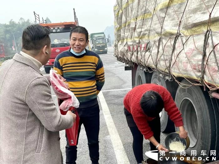 據統計，我國現有1800萬貨車司機，公路貨運業(yè)平均每天在途貨運量達到8400余萬噸，平均每噸貨物運輸180公里，服務4.3億個家庭，承載了中國約75%的貨運量。