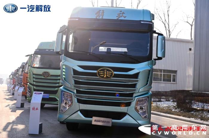 【第一商用車網 原創(chuàng)】2021年國六柴油重卡市場實銷25.02萬輛，比2020年全年的9.08萬輛增長176%，凈增長接近16萬輛，約是2020年全年的2.8倍。