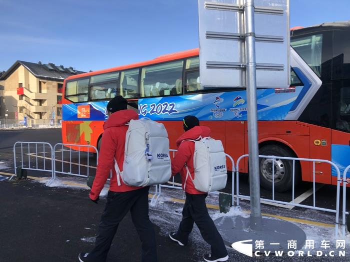 此次冬奧會的服務(wù)保障用車中，中通客車忙碌的身影隨處可見，這其中既有“首戰(zhàn)”奧運(yùn)的中通新N系氫燃料客車，還有“身經(jīng)戰(zhàn)”的“TA”——中通新世嘉旅游客車。