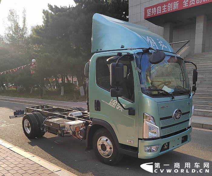 解放 CA1046P40K51L2E6PHEVA84 插電混合動(dòng)力載貨汽車底盤.jpg