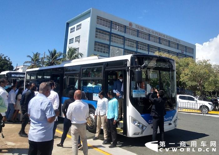 2月13日，以“讓出行更美好”為主題的公交客車運營啟動儀式，在多米尼加首都圣多明各市英雄中心國家館成功舉辦。