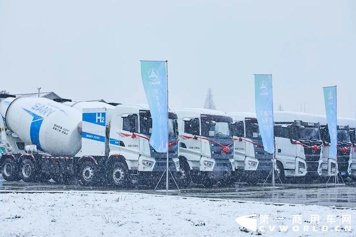 春雨潤新芽，瑞雪兆豐年！2月18日，三一首批氫燃料電池車輛于岳陽正式交付！岳陽市委副書記、市長李愛武，市委常委、市委統(tǒng)戰(zhàn)部部長邱虹等市領(lǐng)導(dǎo)及新港區(qū)、自貿(mào)片區(qū)、綜保區(qū)相關(guān)領(lǐng)導(dǎo)同志陪同出席。