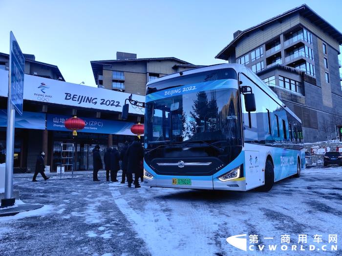 中通客車本次在北京、延慶和張家口賽區(qū)，累計(jì)共投入氫燃料客車、純電動(dòng)客車、高端旅游客車等500余輛服務(wù)北京冬奧會(huì)，服務(wù)期間“零故障、零拋錨、零事故”，圓滿完成冬奧護(hù)航重任。