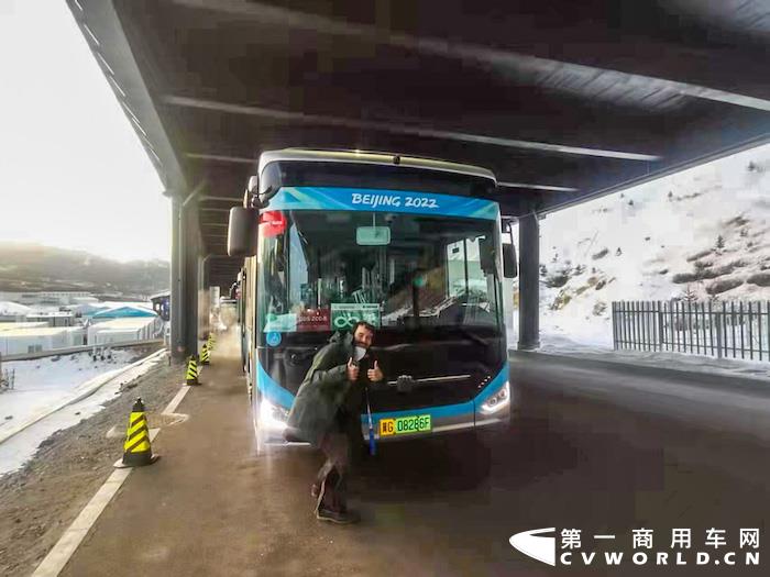 中通客車本次在北京、延慶和張家口賽區(qū)，累計共投入氫燃料客車、純電動客車、高端旅游客車等500余輛服務(wù)北京冬奧會，服務(wù)期間“零故障、零拋錨、零事故”，圓滿完成冬奧護(hù)航重任。