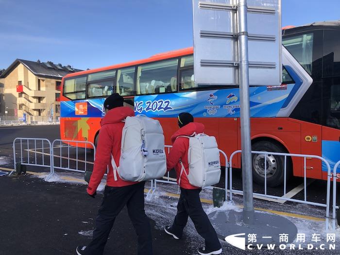 中通客車本次在北京、延慶和張家口賽區(qū)，累計共投入氫燃料客車、純電動客車、高端旅游客車等500余輛服務北京冬奧會，服務期間“零故障、零拋錨、零事故”，圓滿完成冬奧護航重任。