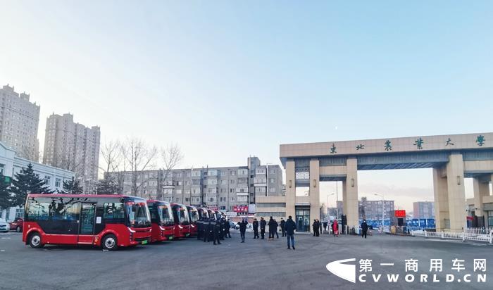 近日，東北農(nóng)業(yè)大學迎來了幾位高顏值的“新朋友”——中通客車睿通V60。作為黑龍江省首條校園巴士線路，睿通V60為學生們的學習、生活提供了更加便捷、舒適、綠色的多樣化選擇。