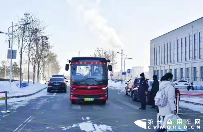 近日，東北農(nóng)業(yè)大學(xué)迎來了幾位高顏值的“新朋友”——中通客車睿通V60。作為黑龍江省首條校園巴士線路，睿通V60為學(xué)生們的學(xué)習(xí)、生活提供了更加便捷、舒適、綠色的多樣化選擇。