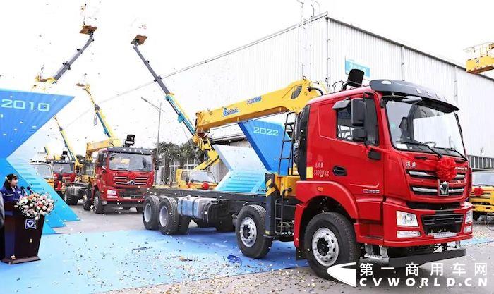 近日，徐工整車一體化隨車起重運(yùn)輸車成功斬獲虎年又一大單，當(dāng)場簽約205臺，總成交額破億元，成為虎年開門紅的“優(yōu)等生”。成功的背后絕非偶然，硬核實(shí)力終是王道。今天就為大家揭秘徐工整車一體化逆勢狂銷的背后故事。