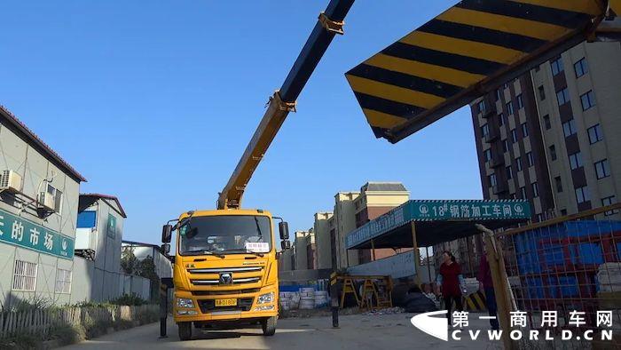 近日，徐工整車一體化隨車起重運輸車成功斬獲虎年又一大單，當場簽約205臺，總成交額破億元，成為虎年開門紅的“優(yōu)等生”。成功的背后絕非偶然，硬核實力終是王道。今天就為大家揭秘徐工整車一體化逆勢狂銷的背后故事。