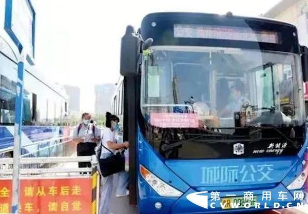 近日，100臺中通客車10米新N系純電動(dòng)城市客車整裝待發(fā)，即將交付牡丹之都菏澤，全部投放于菏澤城際公交線路。值得一提的是，該批新N系全面搭載中通U-LINK智慧運(yùn)營管理系統(tǒng)，持續(xù)推動(dòng)菏澤城際公交的智慧化體系建設(shè)。