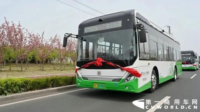 4月26日，32列中車電動“地鐵巴士”C11在山東煙臺上線，投運至7路和67路兩條跨區(qū)干線之中。