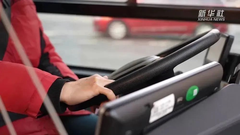 公交車上那些不期而遇的溫暖，公交車是城市里移動的生活場，在公交車上每天都在上映不同的故事，或溫馨或感人，總能讓人產(chǎn)生不同的感觸。