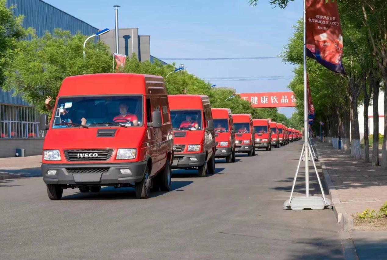 繼2021年與天津冠芳集團達成千車戰(zhàn)略合作，南京依維柯于近日再次向其完成依維柯新得意的批量交付，整齊劃一的“紅色鋼鐵方陣”將助力冠芳打造更完善的物流系統(tǒng)，為當(dāng)?shù)赜脩魩砀咝?、高出勤率、高安全的運輸體驗，實現(xiàn)運營價值最大化。