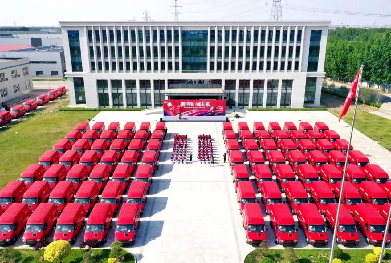 繼2021年與天津冠芳集團(tuán)達(dá)成千車戰(zhàn)略合作，南京依維柯于近日再次向其完成依維柯新得意的批量交付，整齊劃一的“紅色鋼鐵方陣”將助力冠芳打造更完善的物流系統(tǒng)，為當(dāng)?shù)赜脩魩?lái)高效率、高出勤率、高安全的運(yùn)輸體驗(yàn)，實(shí)現(xiàn)運(yùn)營(yíng)價(jià)值最大化。