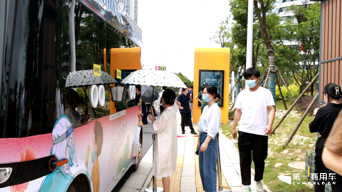 日前，東風悅享與譜尼醫(yī)學攜手打造的“Sharing-Bus無人駕駛核酸采集車”在武漢經(jīng)開區(qū)軍山新城已經(jīng)投入使用啦。