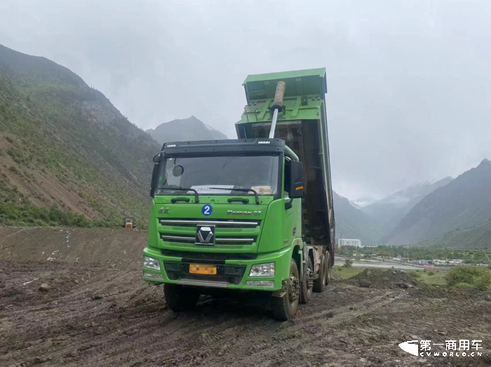 近日，徐工漢風(fēng)G7自卸車批量交付中鐵十局，助力川藏鐵路建設(shè)。