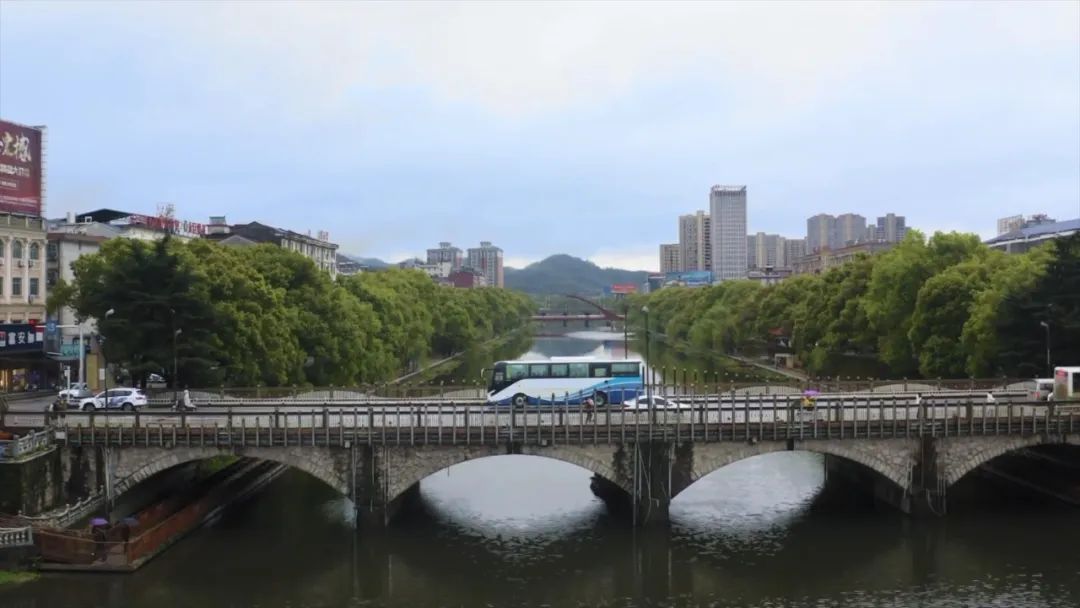 城鄉(xiāng)交通協(xié)同發(fā)展，是滿足人民美好生活需要的重要舉措。近年來(lái)，國(guó)家不斷出臺(tái)政策支持城鄉(xiāng)交通運(yùn)輸一體化建設(shè)。各地公交企業(yè)以示范縣創(chuàng)建為抓手，深入推進(jìn)城鄉(xiāng)一體化，一些車企也在積極謀劃將企業(yè)優(yōu)勢(shì)與社會(huì)需求相結(jié)合。比如，在近期舉辦的2022公共交通美好中國(guó)行——城鄉(xiāng)交通運(yùn)輸一體化示范縣創(chuàng)建研討會(huì)上，宇通客車便總結(jié)推出了多場(chǎng)景公共出行解決方案。