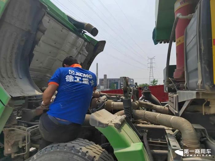 近日，徐工汽車服務(wù)團隊聯(lián)合經(jīng)銷商泰州翔工開展了“夏季送清涼 服務(wù)大走訪”專項服務(wù)活動，累計走訪終端客戶近百人次，主動上門為客戶檢修和保養(yǎng)，讓客戶切身感受到“我用心 您放心”的服務(wù)理念。