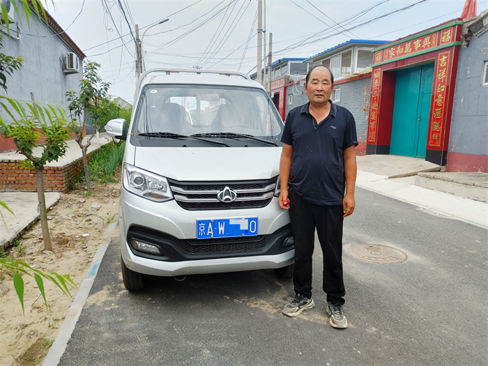 【第一商用車網(wǎng) 原創(chuàng)】從業(yè)40年，徐樹華鐘愛運輸行業(yè)，并將其作為自己的“終身行業(yè)”。40年來，他前前后后換過多輛車，不過，今年6月份在國六新規(guī)和市場新變化下，他毅然決然地再度選擇了長安跨越，這次的主角是跨越王X1微卡。