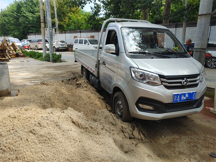 【第一商用車網(wǎng) 原創(chuàng)】從業(yè)40年，徐樹華鐘愛運輸行業(yè)，并將其作為自己的“終身行業(yè)”。40年來，他前前后后換過多輛車，不過，今年6月份在國六新規(guī)和市場新變化下，他毅然決然地再度選擇了長安跨越，這次的主角是跨越王X1微卡。