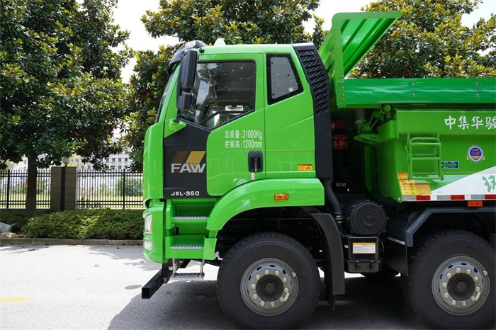 渣土自卸車是城市建設(shè)、工程建設(shè)必備的運(yùn)輸工具，而我國素來又有著“基建狂魔”的美譽(yù)，縱使疫情如何反復(fù)，城市、鄉(xiāng)村基礎(chǔ)設(shè)施建設(shè)不能停擺。那如何選擇一款合適的渣土自卸車呢？