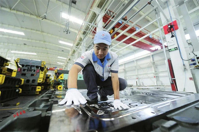 8月31日，采訪團(tuán)走進(jìn)大運集團(tuán)，探訪了該集團(tuán)的乘用車生產(chǎn)線，并為網(wǎng)友們直播了新能源電動車的生產(chǎn)過程。