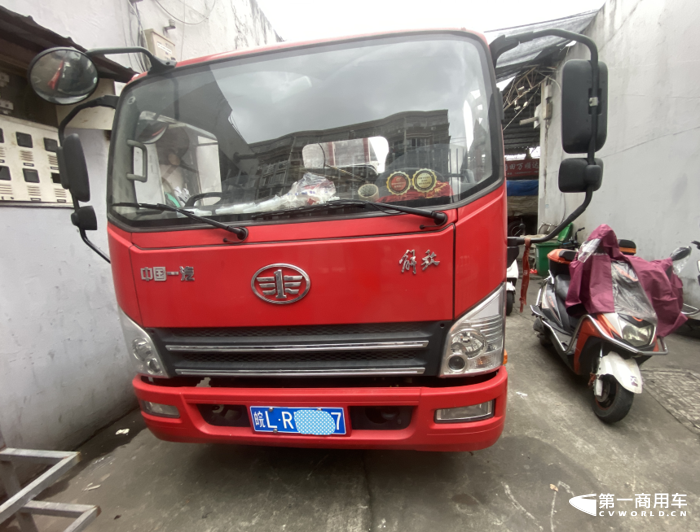 【第一商用車網(wǎng) 原創(chuàng)】日前，第一商用車網(wǎng)小編在安徽宿州某物流園區(qū)走訪用戶時(shí)，遇到了一位使用一汽解放虎VH欄板車跑運(yùn)輸?shù)膫€(gè)體用戶——何龍。