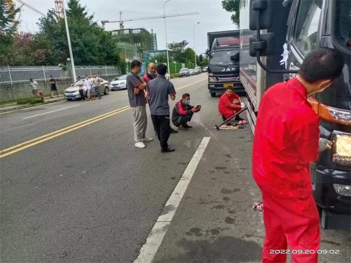 自新冠疫情爆發(fā)以來(lái)，多地反復(fù)受其侵?jǐn)_，人民生活在不同程度上受到影響。9月2日，四川成都發(fā)現(xiàn)多名確診病例，當(dāng)?shù)匾咔榉揽刂行碾S即對(duì)相關(guān)地區(qū)進(jìn)行靜態(tài)管理，直到9月19日才逐漸解封。在此期間，江淮1卡服務(wù)站全天候保障順豐速運(yùn)運(yùn)力安全，保障物資運(yùn)輸、助力抗擊成都疫情。