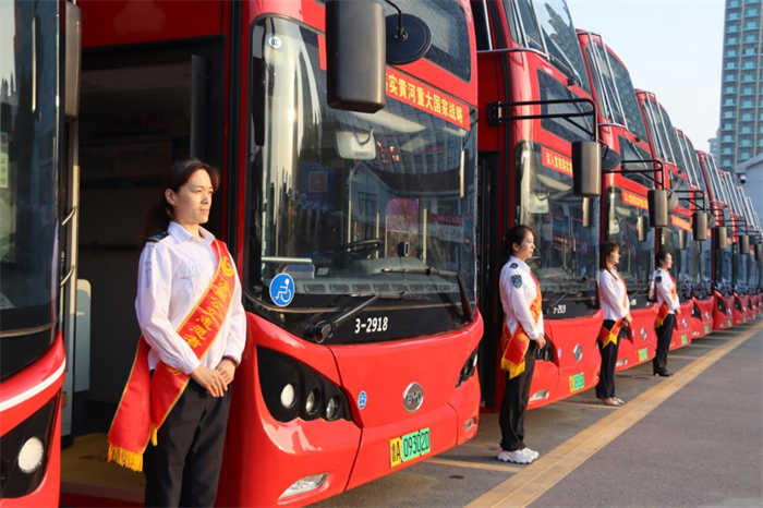 在我國新能源商用車市場中，即便是目前已經(jīng)發(fā)展比較成熟的新能源客車市場，今年1-8月也實現(xiàn)了累計銷量同比增長8.23%。而在8月份的新能源客車市場中，有一家企業(yè)表現(xiàn)尤為亮眼，這家企業(yè)不僅斬獲8月銷量冠軍，還是行業(yè)1-8月累計銷量三甲中增幅最高的。想必您已經(jīng)猜到了，這家企業(yè)就是比亞迪商用車。