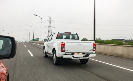 聊到皮卡，相信不少人對(duì)它還停留在粗獷、工具車(chē)、載物拉貨這種吃粗糧干粗活的印象，殊不知隨著國(guó)內(nèi)皮卡政策的逐步解封，越來(lái)越多的用戶也將皮卡視作歸園田居以及日常出行的生活用車(chē)。