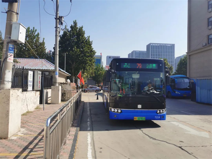 目前，河北共有中車電動(dòng)新能源客車近2000輛。其中，在石家莊，中車電動(dòng)“新C系”車型堪稱明星車型，其亮麗的造型、科技感十足的外觀為這座現(xiàn)代化城市建設(shè)增添了亮麗風(fēng)景。